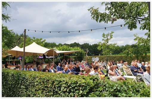 Ceremonie, Trouwen in eigen tuin, Two Discjockeys