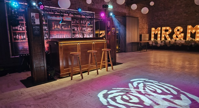 Bruiloft DJ, Kasteelhoeve De Grote Hegge in Torn, Two DIscjockeys Drive in Shows